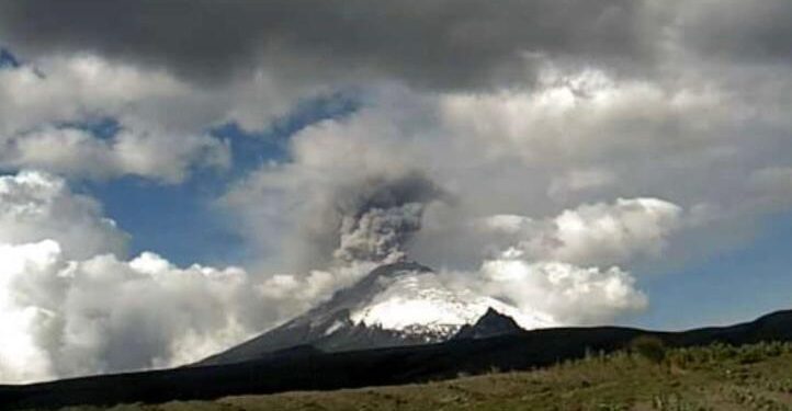 Reportan caída de ceniza del volcán Cotopaxi al sur de Quito
