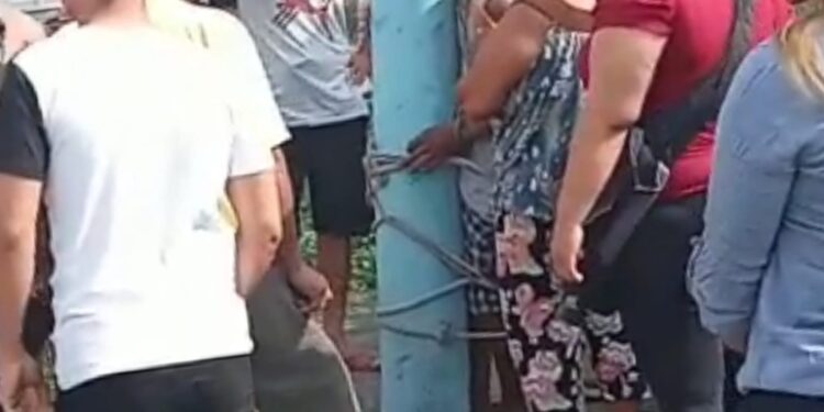 Sospechoso de robo fue atado a un poste