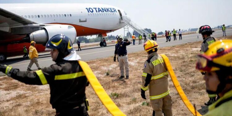 Ecuador envía 55 bomberos para combatir incendios en Chile