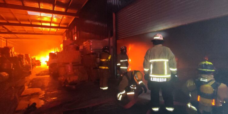 Bomberos continúan trabajando en incendio de gran magnitud en Durán