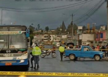 Mujer muere arrollada por un bus