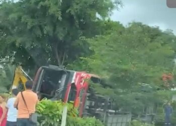 Seis fallecidos deja volcamiento de bus interprofesional