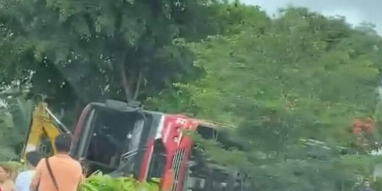 Seis fallecidos deja volcamiento de bus interprofesional