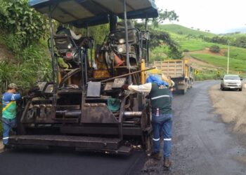 Prefectura asfalta en eje vial estatal de Piñas