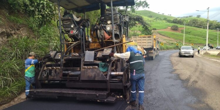 Prefectura asfalta en eje vial estatal de Piñas