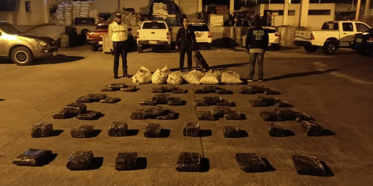 Abandonaron sustancias ilícitas que estaban guardadas en sacos de papas