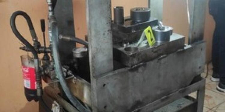 Hallaron fábrica clandestina que falsificaba monedas de 25 y 50 centavos.