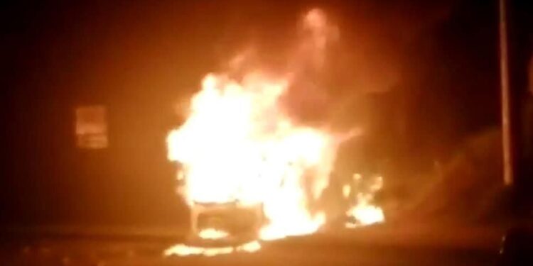 Moradores quemaron un auto que era utilizado para delinquir