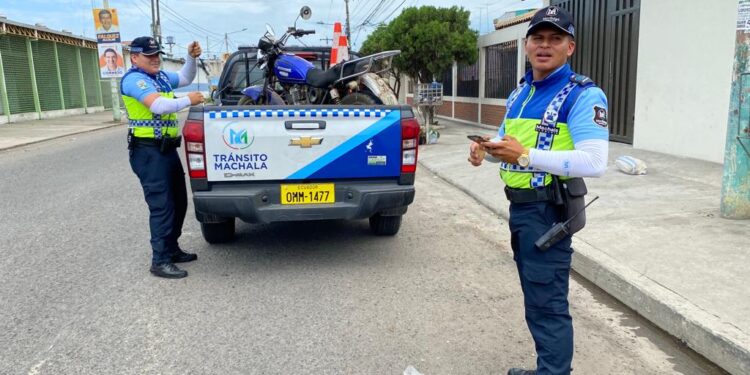 Un adulto y un menor de edad heridos en accidente de tránsito