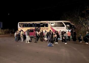 Bus de la Coop Baños chocó contra otro vehículo