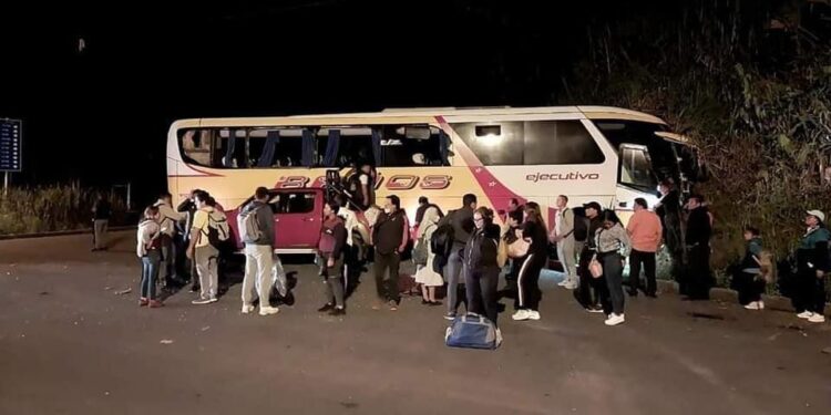 Bus de la Coop Baños chocó contra otro vehículo