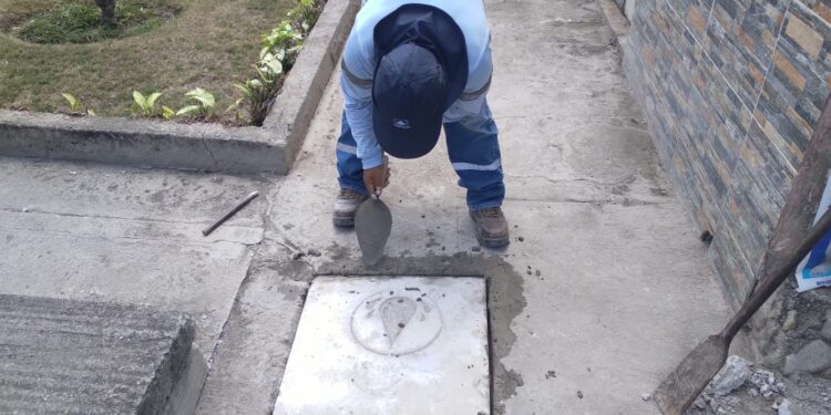 Realizan reposición de tapas de alcantarillado sanitario