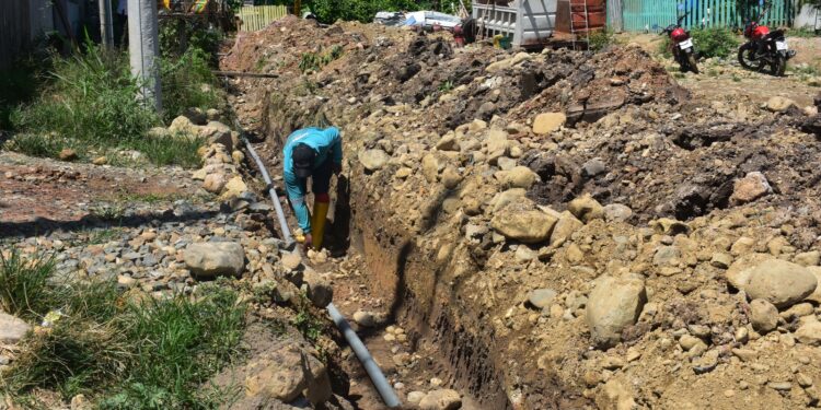 Continúan las instalaciones de tuberías de agua potable en la Ciudadela El Verbo