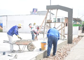 Avanza la construcción de cancha en la Barriada El Triunfo