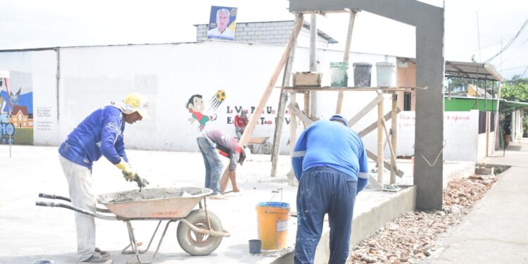 Avanza la construcción de cancha en la Barriada El Triunfo