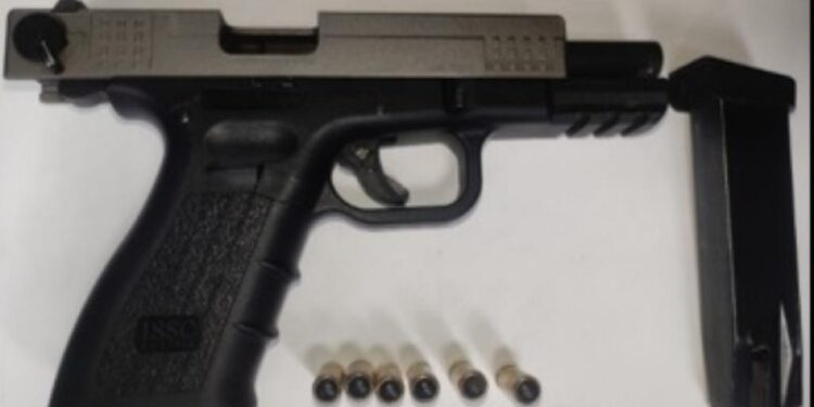 Abandonó un arma traumática para no ser detenido