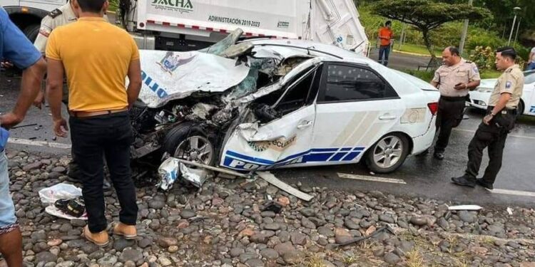 Patrullero quedó destrozado al impactar contra camión recolector de basura