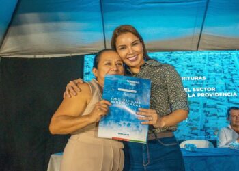 Familias del sector Los Arbolitos recibieron las resoluciones de sus escrituras.