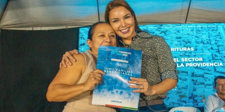 Familias del sector Los Arbolitos recibieron las resoluciones de sus escrituras.