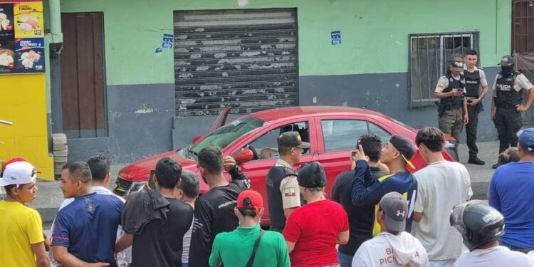 Una pareja fue asesinada mientras se movilizaban en un carro