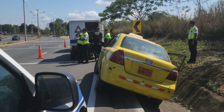 Mujer murió al perder pista un taxi