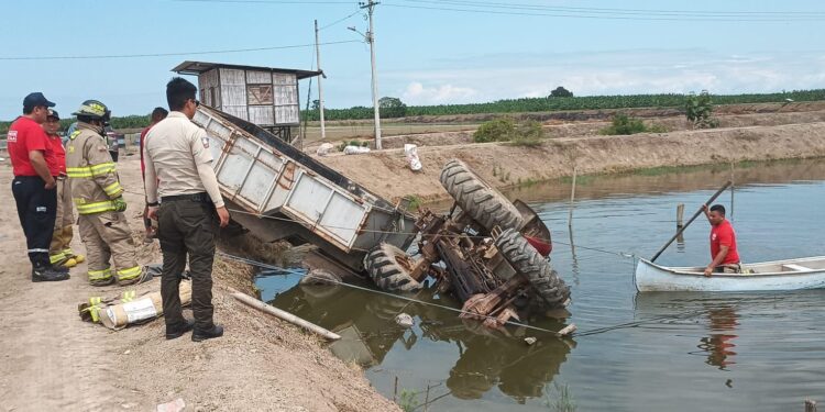 Murió ahogado cuando operaba un tractor en una camaronera