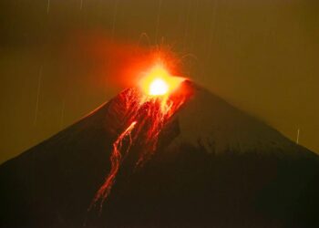 Se registró descenso de material piroclástico del volcán Sangay