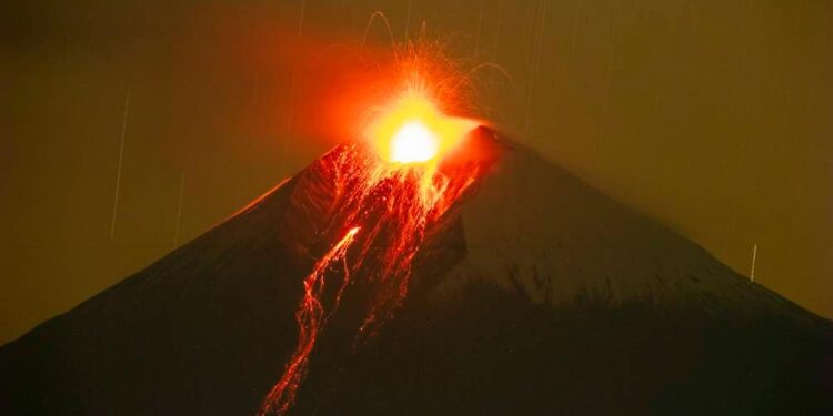 Se registró descenso de material piroclástico del volcán Sangay