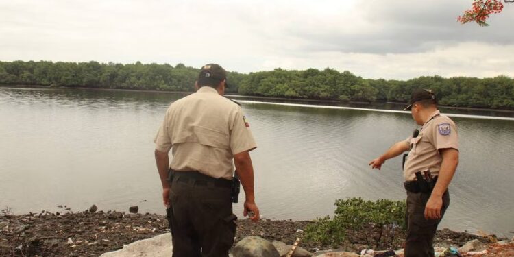 En Estero Salado hallaron cuerpo de hombre que tenía las manos y pies envueltos en cinta
