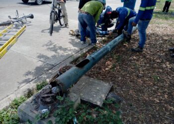 Herido al caer de un poste metálico en el parque