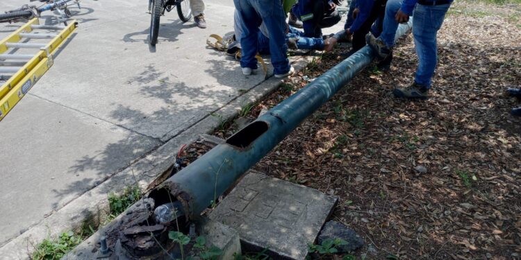 Herido al caer de un poste metálico en el parque