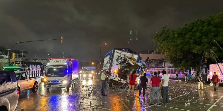 Conductor de camión herido al estrellarse contra un poste