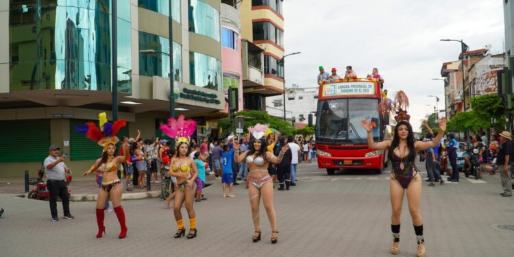 La avenida Rocafuerte se llenó de colorido con el desfile cultural y musical