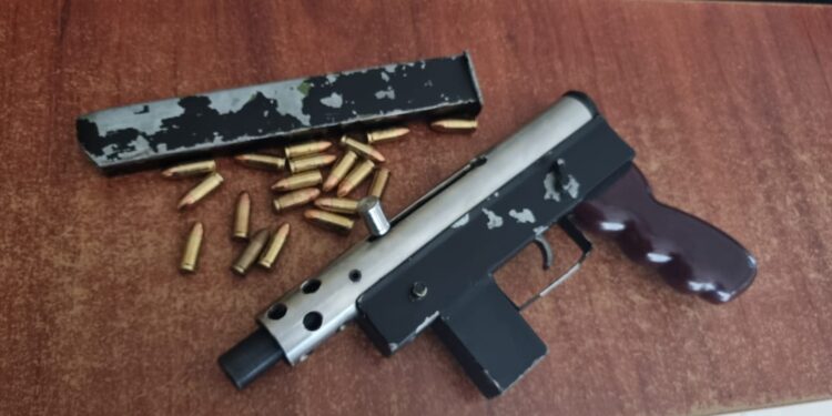 Guardias capturaron a sujeto en poder de una subametralladora