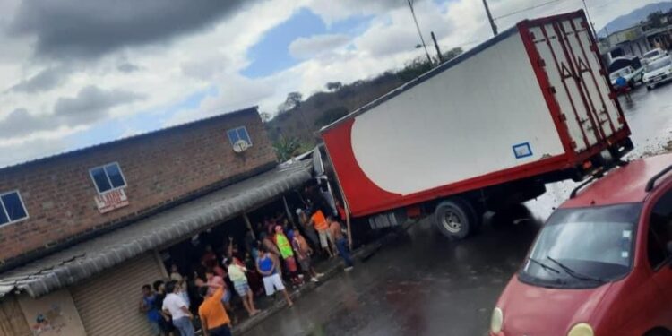 Un camión impactó contra una vivienda