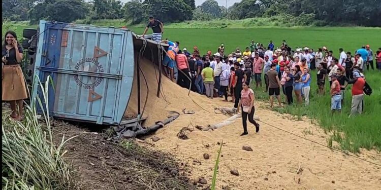 Conductor de camión murió aplastado por su vehículo y la carga que transportaba