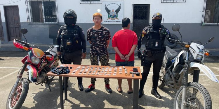 Dos detenidos por tenencia de una pistola y sustancia ilícitas