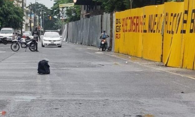 Maleta es abandonada frente a la antigua cárcel de Babahoyo