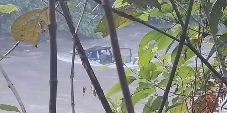Tres personas se encuentran desaparecidas al ser arrastradas por un río