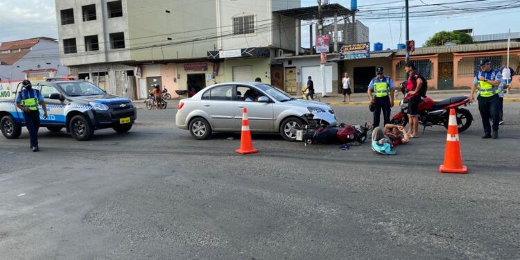 Motociclista quedó debajo de un automóvil