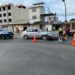 Motociclista quedó debajo de un automóvil