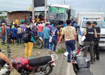 Cinco vehículos colisionaron en la vía Babahoyo – Jujan