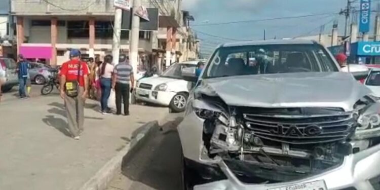 Accidente de tránsito deja daños materiales