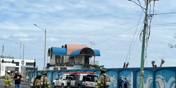 Poste de alumbrado público se incendió