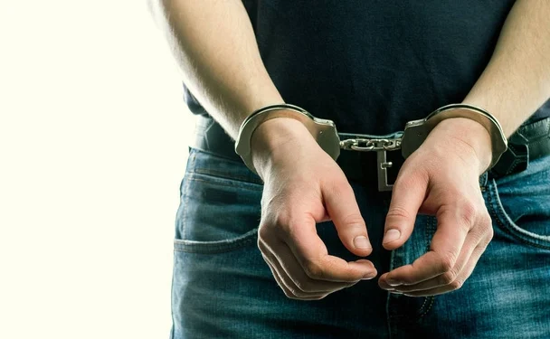 Aprehendido por insultar y agredir a policias