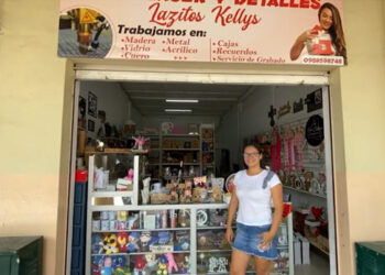 Lazitos kelly», ubicado en Rocafuerte entre Junín y Tarqui,