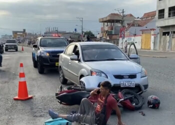 Motociclista quedó sobre en la calzada con una herida en el tobillo