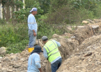 1.800 metros lineales de tubería pead de distribución de agua potable son instalados en la Vía Balosa
