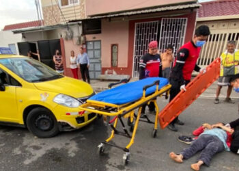 Mujer fue arrollada por un taxi