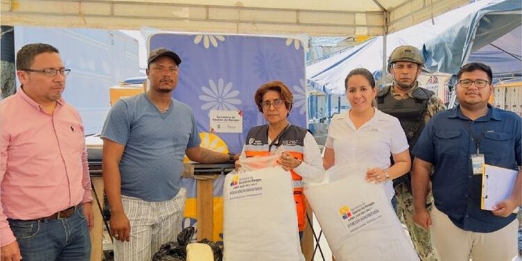 Municipio y Secretaría de Gestión de Riesgos entregaron ayuda humanitaria a familias del Barrio 4 de Abril